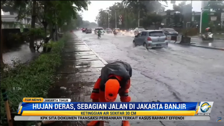 Cuaca Buruk Terjang Ibu Kota, Banjir dan Pohon Tumbang Terjadi di Jaktim