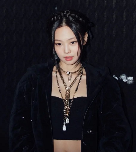 Kekasih G-Dragon itu terlihat menggemaskan dengan gaya rambut kepang vintage yang membuatnya terlihat seperti menggunakan mahkota. (Foto: Dok. Instagram/@modi_liu)