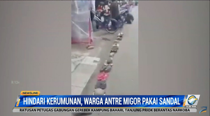 Unik! Warga Menaruh Sandal untuk Antre Minyak Goreng untuk Cegah Kerumunan