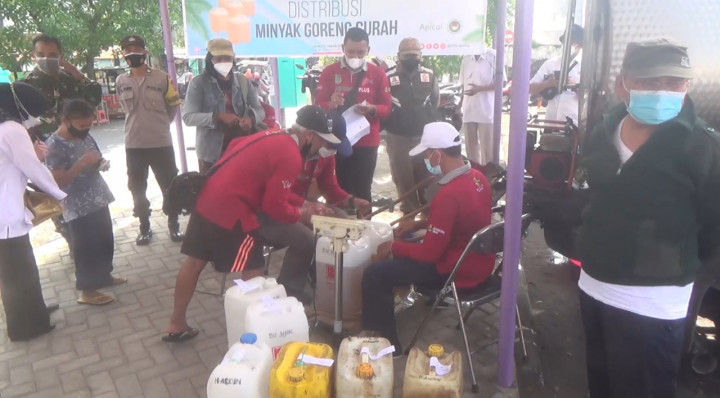 Ratusan Pedagang Bawa Jeriken untuk Mendapatkan Minyak Goreng Curah