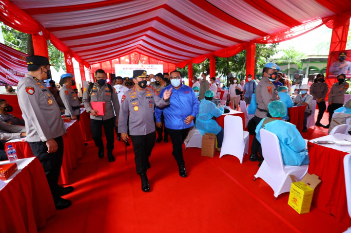 Kapolri Pastikan Kesehatan Buruh Melalui Vaksinasi Booster