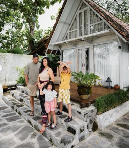 Shareena Delon dan Keluarga kecilnya (Foto: Instagram)