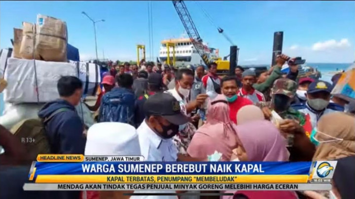Kapal Terbatas, Warga Sumenep Berebutan di Pelabuhan