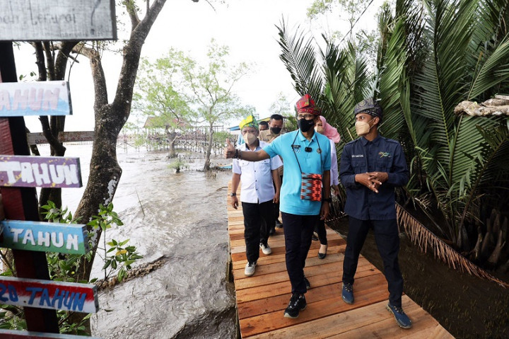 Sambangi Desa Wisata Sungai Kupah, Menparekraf Sumbang Bibit Mangrove