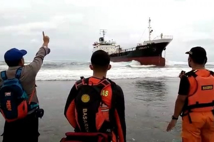 Foto Terpopuler: Kapal Tanker Kandas di Pantai Sancang hingga Rusia Umumkan Gencatan Senjata