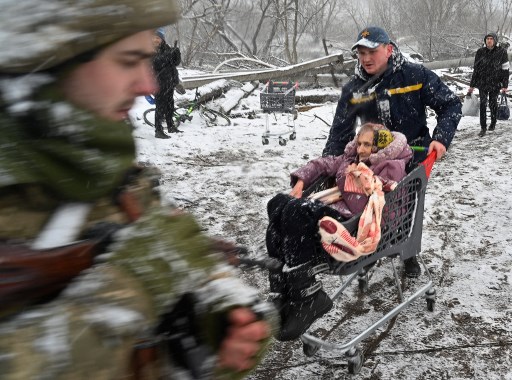 Warga Ukraina mengungsi ke wilayah negara tetangga menghindari perang. Foto: AFP