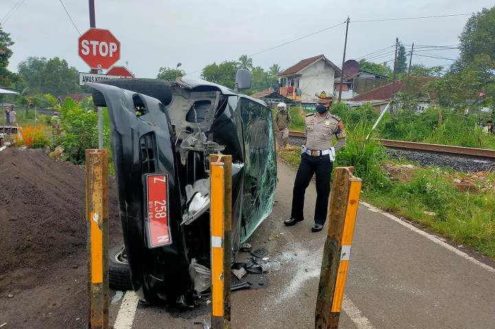 Kondisi Mobil Plat Merah yang Tertabrak Kereta Api di Manonjaya Tasikmalaya
