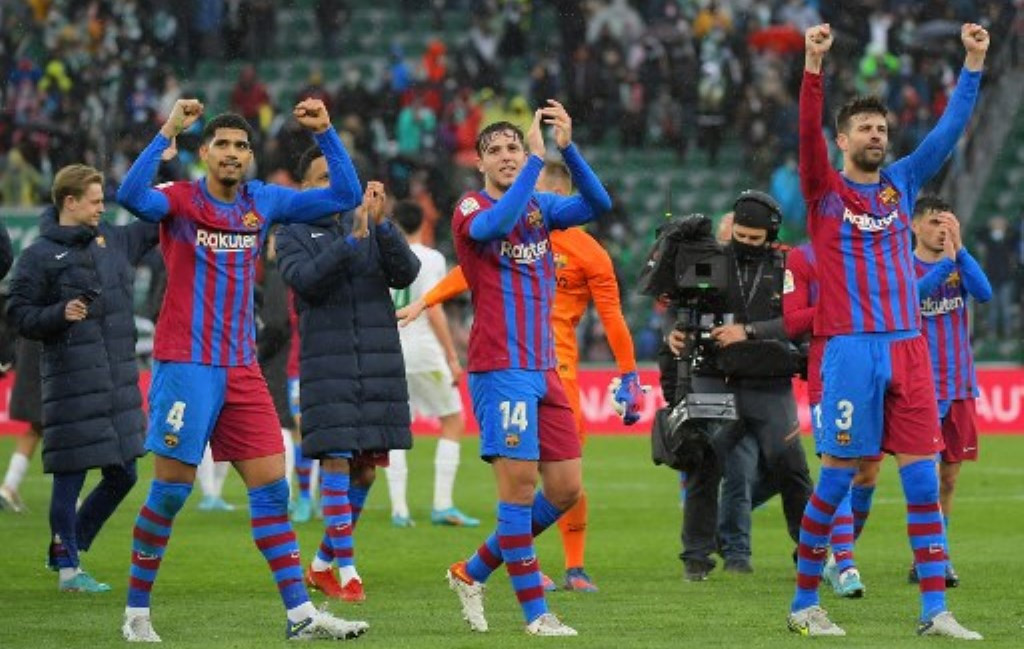 Momen saat Barcelona merayakan kemenangan atas Elche (Foto: AFP/Jose Jordan)