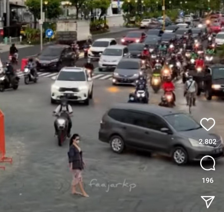 Viral Wisatawan Nekat Foto di Tengah Jalan Kawasan Tugu Jogja