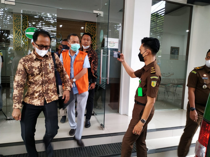 Korupsi Gabah 90 Ton, Mantan Kadis Ketahanan Pangan Kabupaten Cirebon Ditahan