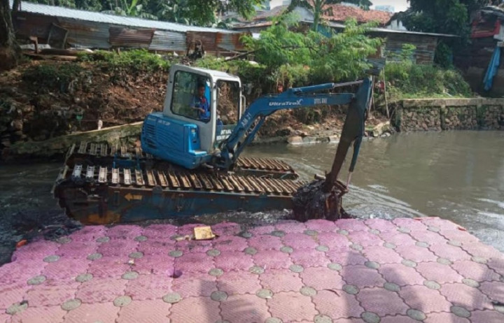 Lumpur di Kali Mampang Kelar Dikeruk Juni 2022