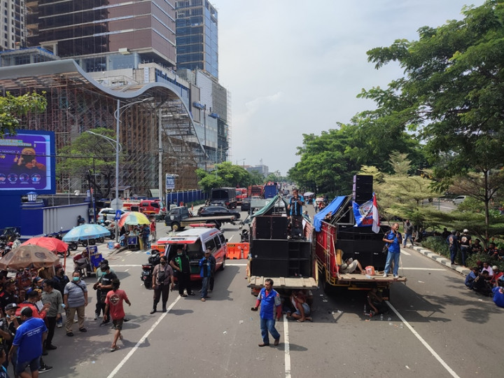 Ratusan Truk 'Parkir' Depan Kantor Dishub Jatim, Macet Mengular