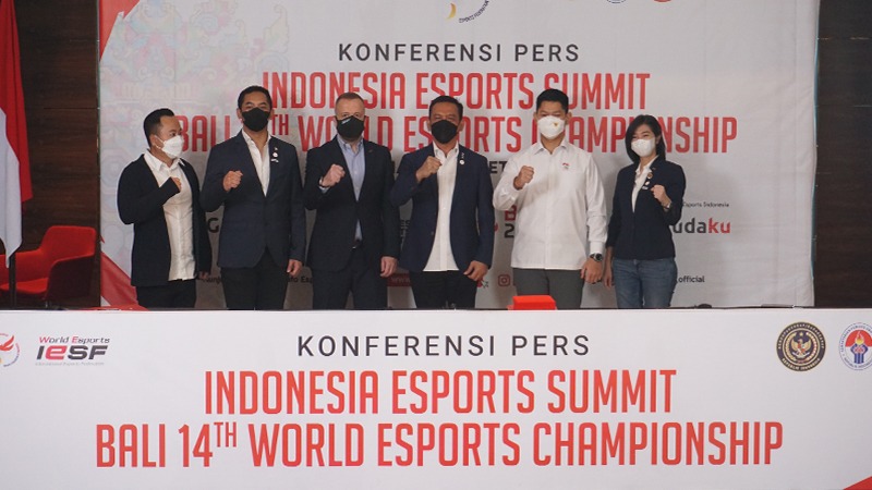 Jajaran International Esports Federation (IESF) dan Pengurus Besar Esports Indonesia (PBESI).