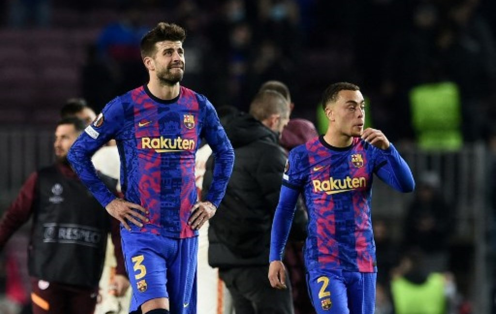 Ekspresi kekecewaan bek Barcelona Gerard Pique (kiri) usai ditahan imbang Galatasaray (Foto: AFP/Josep LAGO)