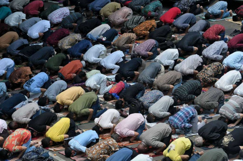 Kabar Baik Jelang Ramadan, Saf Salat Berjamaah Sudah Boleh Rapat