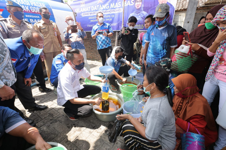 Ibas Bagi-bagi 16 Ton Minyak Goreng, Denny Siregar: Nimbun?