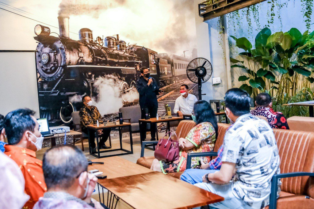 Menparekraf Sandiaga Uno saat berada di Stasiun Kopi Balapan. (Foto: Kemenparekraf)