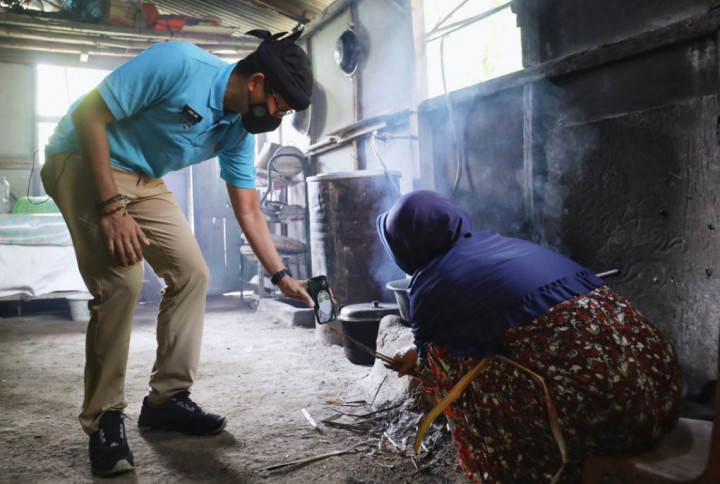 Gerak Cepat Sandiaga Bantu Pemasaran Perajin Gula Jawa di Pacitan