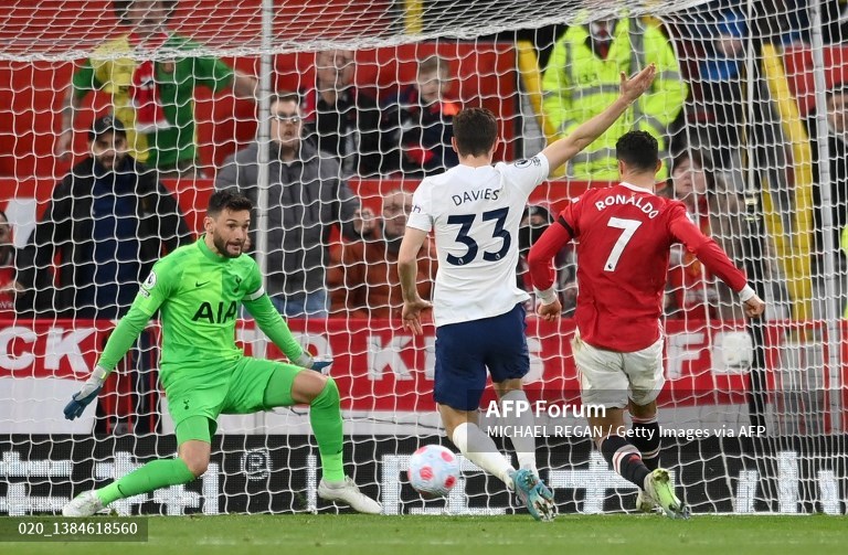 Penyerang Manchester United, Cristiano Ronaldo (7), membobol gawang Tottenham Hotspur (AFP/Michael Regan)