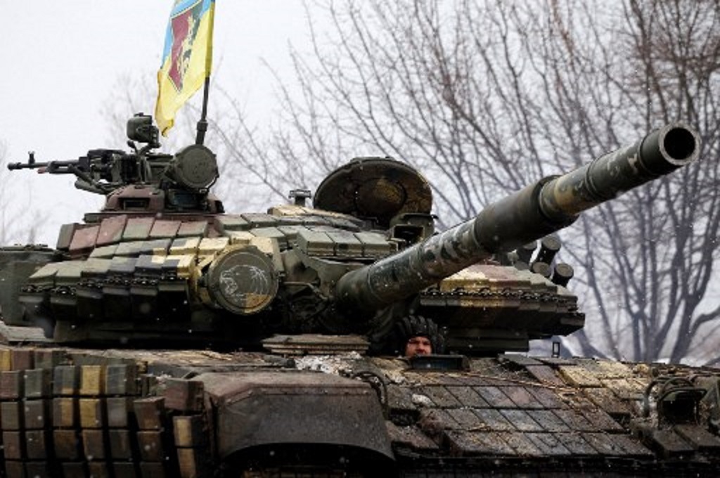 Sebuah tank militer Ukraina bersiap menghadapi pasukan Rusia di Lugansk, 8 Maret 2022. (Anatolii Stepanov / AFP)