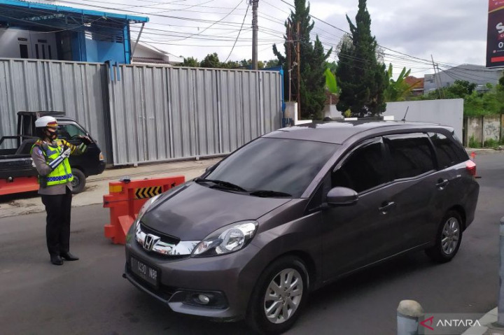 Polisi Mulai Putar Balik Kendaraan di Lembang Bandung