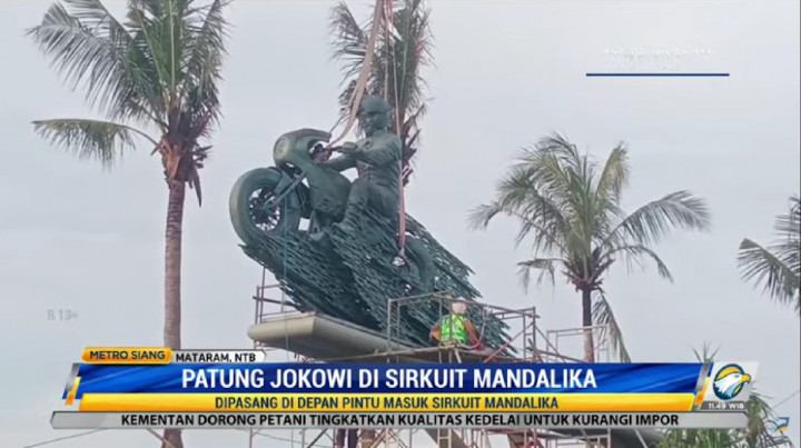 Patung Jokowi Naik Motor Dipasang di Pintu Masuk Sirkuit Mandalika