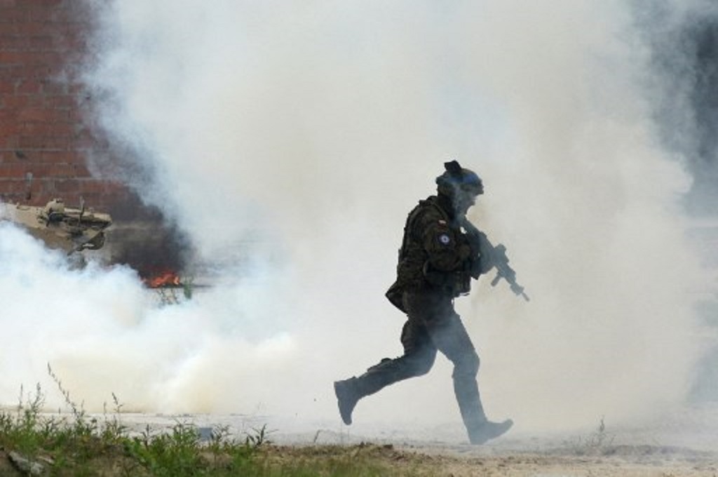 Seorang prajurit berlatih di Pusat Penjaga Perdamaian dan Keamanan Internasional di Yavoriv, Ukraina, 27 Juli 2021. (Yuriy DYACHYSHYN / AFP)