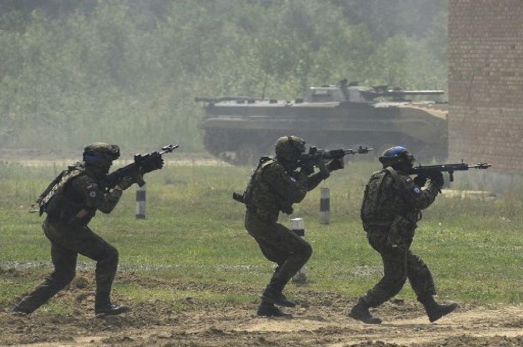 Prajurit Ukraina berlatih di Pusat Penjaga Perdamaian dan Keamanan Internasional di Yavoriv, Ukraina, 27 Juli 2021. (Yuriy DYACHYSHYN / AFP)