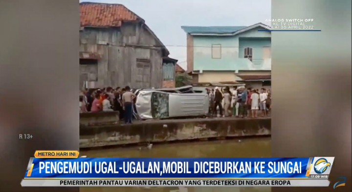Pengemudi Ugal-ugalan, Warga Ceburkan Mobil ke Sungai