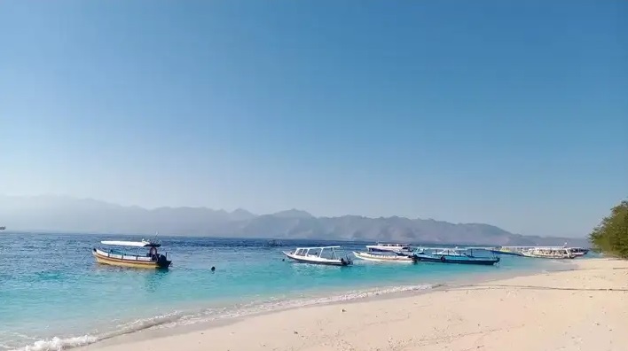Pantai di Lombok memiliki beragam daya tarik, mulai dari alam yang cantik, lingkungan yang bersih, hingga banyak pilihan lain yang bisa dikunjungi (Foto:Dok.Traveloka)