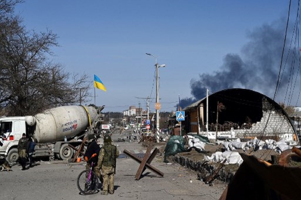 Prajurit Ukraina bersiaga di Irpin dekat ibu kota Kiev, Ukraina, 12 Maret 2022. (Sergei SUPINSKY / AFP)
