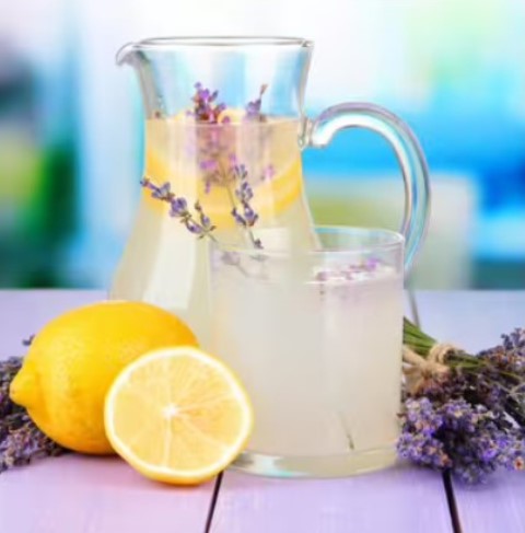 Minuman ini berbeda dengan minuman lainnya. Lavender yang dicampur dengan lemon, segarkan harimu. (Foto: Dok. Endeus TV)