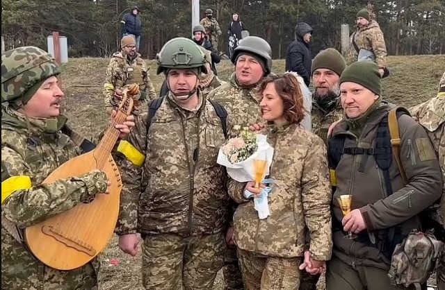 Pasangan Ukraina ini menikah di garis depan. (Foto: AFP via Getty Images/Dailymail.co.uk)