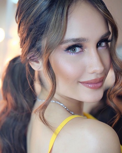 Menurut Cinta, jika ingin punya kulit mulus, cerah dan sehat, kamu harus teliti dengan kandungan produk yang dipilih. (Foto: Dok. Instagram/@claurakiehl)