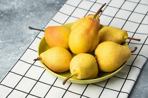 Menjadi sumber antioksidan yang baik seperti vitamin C, K, dan tembaga, pir membantu melindungi sel dari kerusakan akibat radikal bebas. (Foto: Ilustrasi. Dok. Freepik.com)