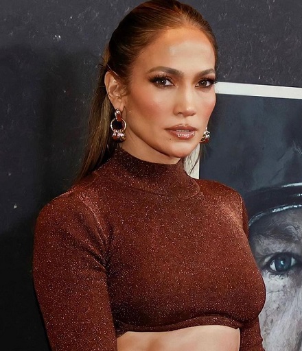 Jennifer Lopez 'Spill' Serum yang Membuat Kulitnya Awet Muda di Usia 52 Tahun