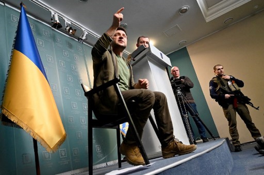 Presiden Ukraina Volodymyr Zelensky dalam sebuah konferensi pers di Kiev, 3 Maret 2022. (Sergei SUPINSKY / AFP)