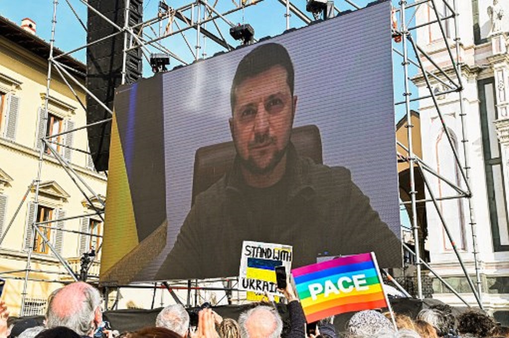 Layar besar memperlihatkan Presiden Ukraina Volodymyr Zelensky di Florence, Italia, 12 Maret 2022. (Carlo BRESSAN / AFP)