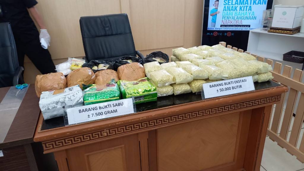 BNN Sumsel mengelar press relese pengungkapan 7,5 kilogram sabu dan 50 ribu pil ekstasi, Senin, 14 Maret 2022. Foto: Istimewa