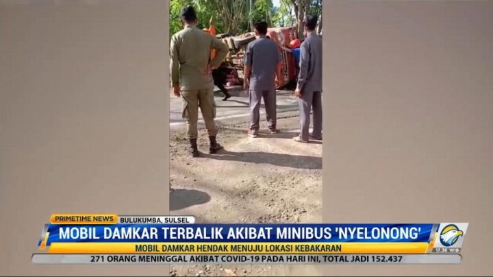 Mobil Damkar Terbalik Gara-gara Disalip Minibus