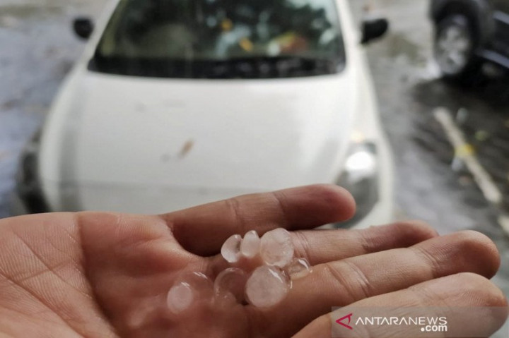 Hujan Es Indikasi Peralihan Musim