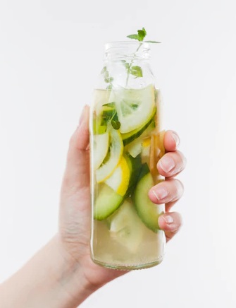 Infused water menjadi salah satu minuman sehat yang baik dikonsumsi pasies diabetes. (Foto: Ilustrasi. Dok. Freepik.com)