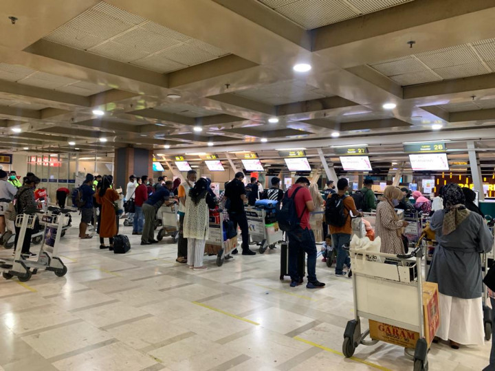Surat Bebas Covid-19 Dihapus, Bandara Makassar Ramai