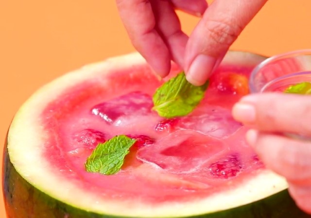 Coba minuman khas Korea Selatan yuk! Korean Watermelon Punch dijamin kamu pasti suka deh! (Foto: Dok. Endeus TV)