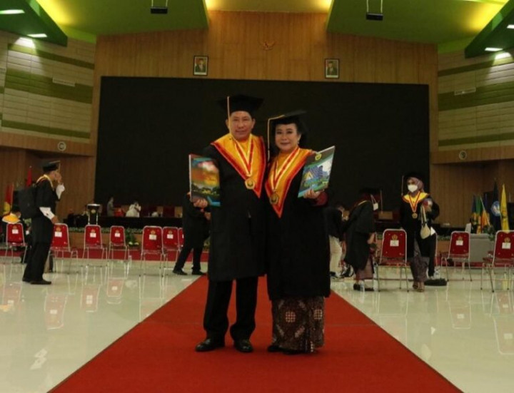 Usia Bukan Halangan, Pasutri Wisuda Bersama Program Doktor Unej