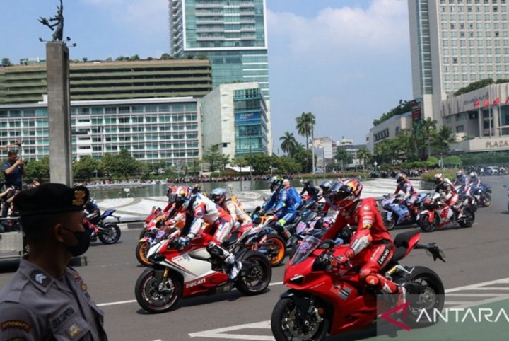 Konvoi Pembalap MotoGP Disambut Sorak Sorai Masyarakat di Jakarta