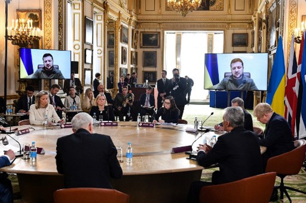 Presiden Ukraina Volodymyr Zelensky hadir secara virtual di pertemuan dengan Pasukan Ekspedisi Gabungan pimpinan Inggris, 15 Maret 2022. (JUSTIN TALLIS / POOL / AFP)