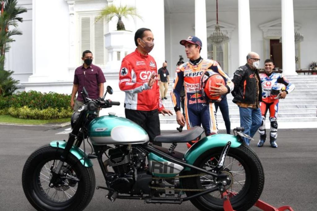 Momen saat Presiden Joko Widodo (kiri) berbincang dengan Marc Marquez (kanan (Foto: Antara)