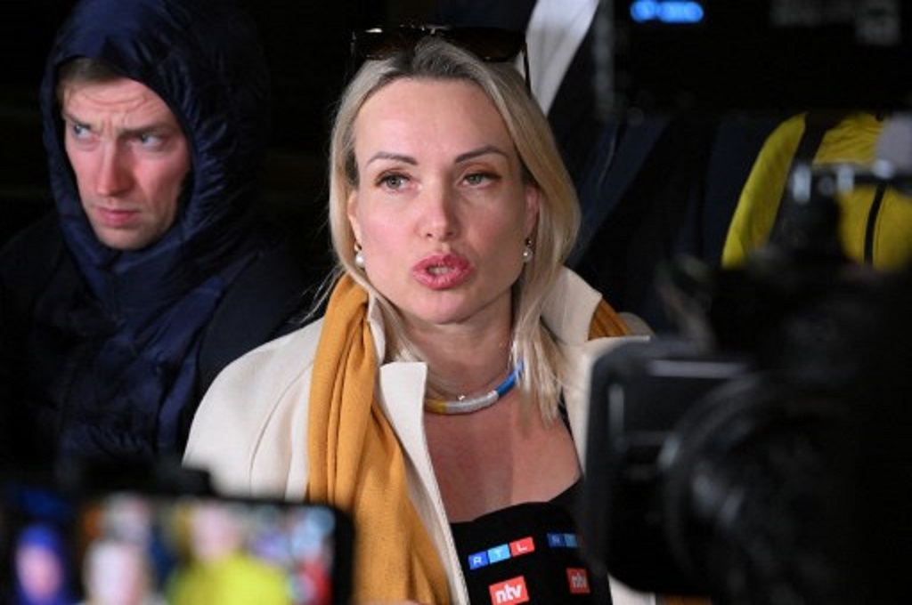 Jurnalis Rusia bernama Marina Ovsyannikova berbicara kepada awak media di Moskow, 15 Maret 2022, usai dikenai denda atas aksinya menentang perang di Ukraina. (Marina Ovsyannikova)