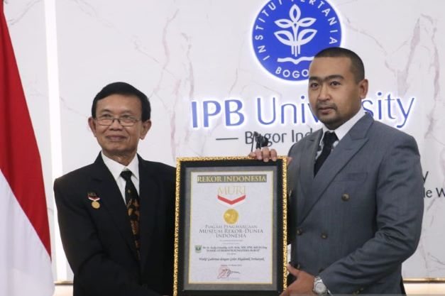 Rekor MURI Catat Audy Joinaldy Sebagai Wagub Bergelar Akademik Terbanyak